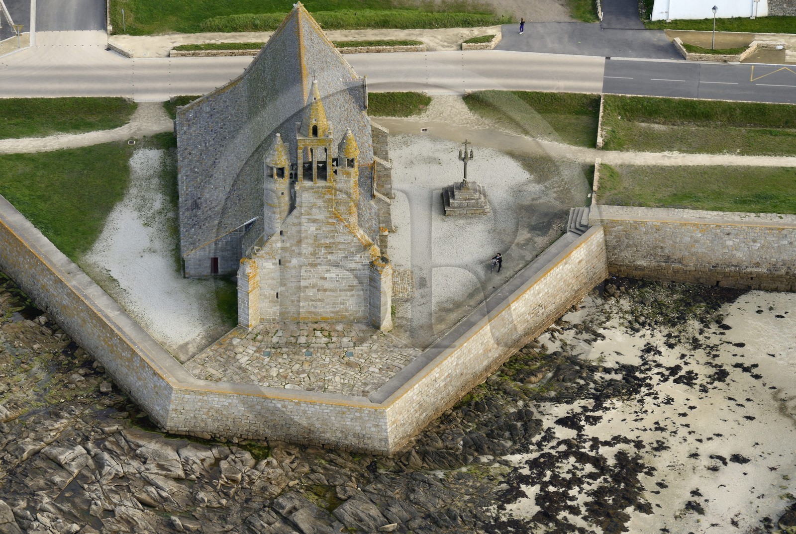France, Finistère (29), Penmarc'h, Notre Dame-de-la-Joie, chapelle dominée par son clocher à jour appuyé sur deux tourelles (vue aérienne)