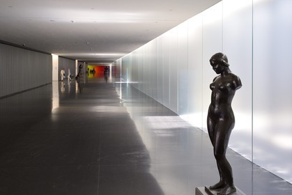 Israel, Jerusalem, Guivat Ram quarter, Israel Museum, walkway leading to the Museum of Archaeology