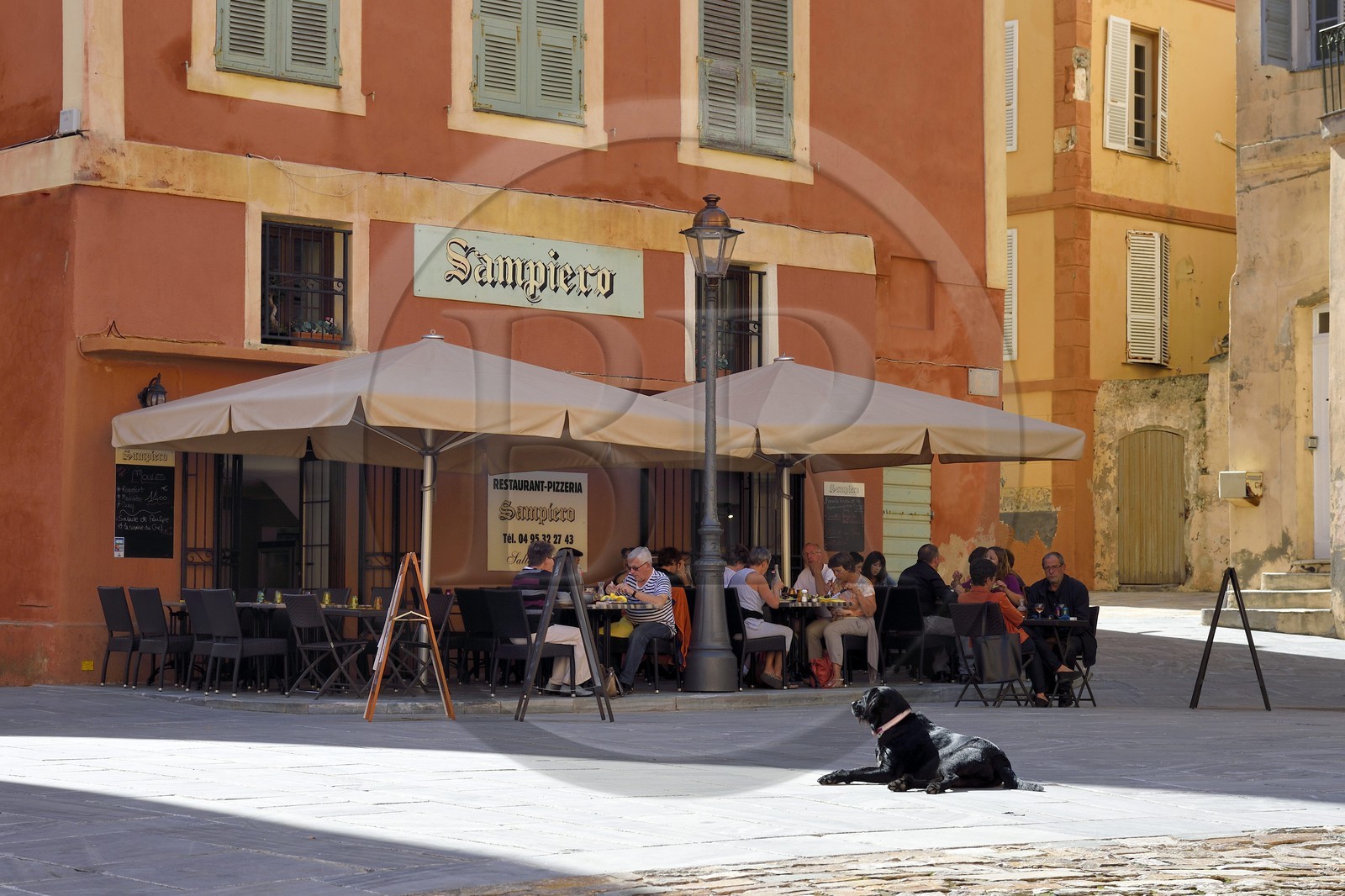 France, Haute-Corse (2B), Bastia, la Citadelle quartier de Terra-Nova, restaurant sur la place du Donjon