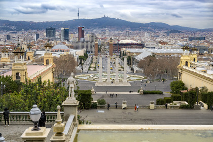 Espagne, Catalogne, Barcelone, colline de Montjuic, les 4 vieilles colonies par l'architecte Puig i Cadafalch devant la place d'Espagne (Plaça de Espanya) et l' Avenida de la Reina Maria Cristina
