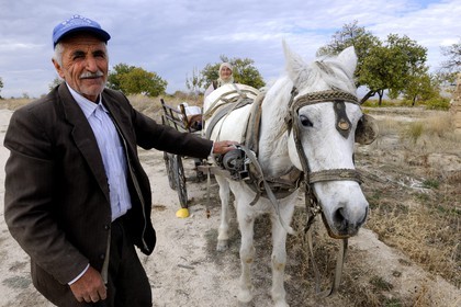 Turquie, Anatolie Centrale, province de Nevsehir, Cappadoce classée Patrimoine Mondial de l'UNESCO, couple de paysans revenant des champs en chariot