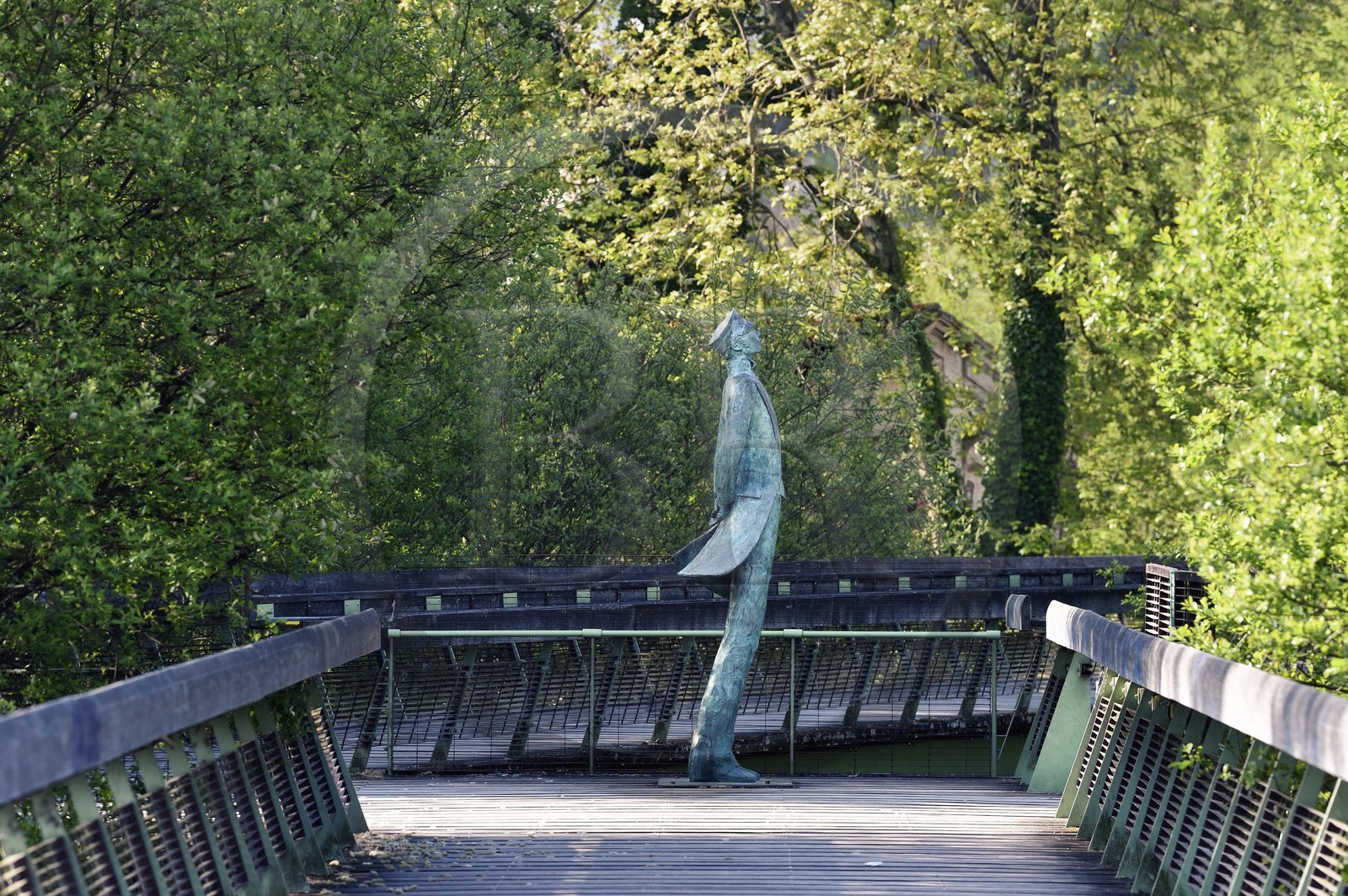France, Charente (16), Angoulême, Corto Maltese, sculpture en bronze de Luc et Livio Benedetti, sur la passerelle Hugo Pratt au dessus de la Charente qui relie les batiments de la Cité internationale de la bande dessinée et de l’image (CIBDI)