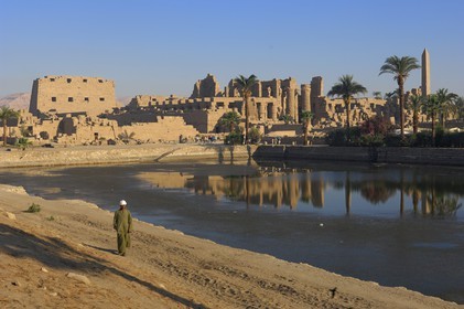 Egypte, Haute Egypte, vallée du Nil, Louxor, Karnak, classé Patrimoine Mondial de l'UNESCO, le lac sacré et les obélisques de Thoutmosis I et Hatchepsout