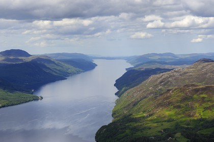 Royaume-Uni, Ecosse, Highland, le Loch Ness à la hauteur de Fort Augustus, Inverness et le Moray Firth en arrière plan (vue aérienne)