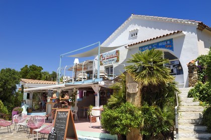 France, Var (83), Iles d'Hyères, Parc national de Port Cros, Ile du Levant, domaine naturiste d'Héliopolis, commerces sur la place centrale du village où il est interdit d'être nu