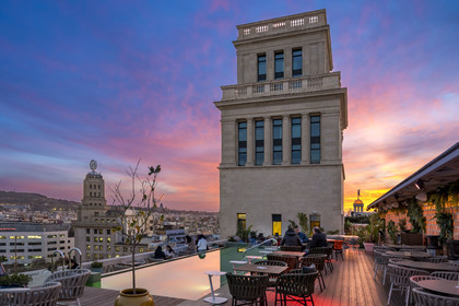 Espagne, Catalogne, Barcelone, quartier de l'Eixample, rooftop de l'Hotel Iberostar Selection Paseo de Gràcia qui domine la place de Catalogne (placa de Catalunya)