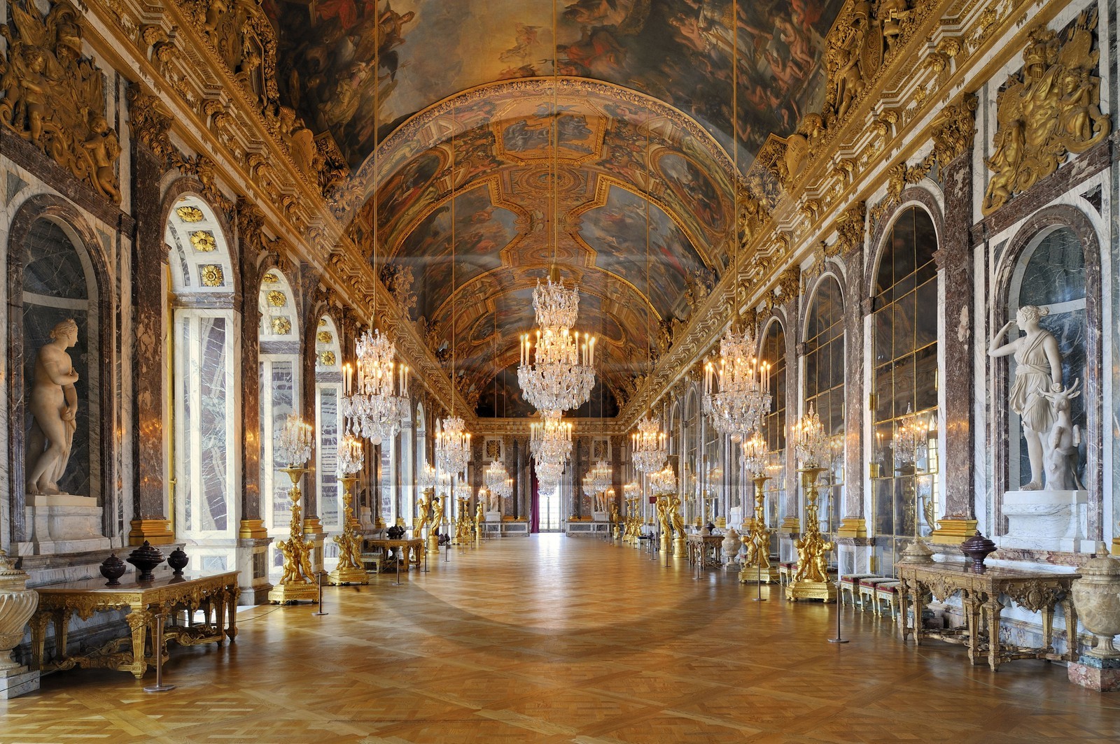 France, Yvelines (78), château de Versailles, classé Patrimoine Mondial de l'UNESCO, Galerie des Glaces (longueur 73m et largeur 10,50m) avec 17 fenêtres et 357 miroirs, architecte Jules Hardouin-Mansart (1678 - 1684)