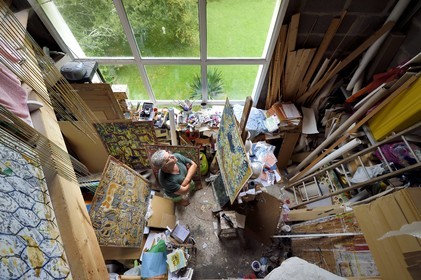 France, Finistère (29), Lannilis, Prat Ar Coum, l'artiste peintre Loic Madec dans son atelier