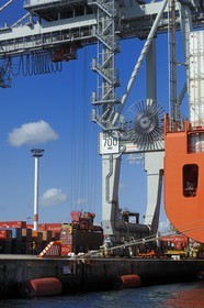 France, Seine-Maritime (76), Le Havre, port de commerce, porte-conteneurs dans le Bassin de chargement René Coty et grue transbordant les conteneurs