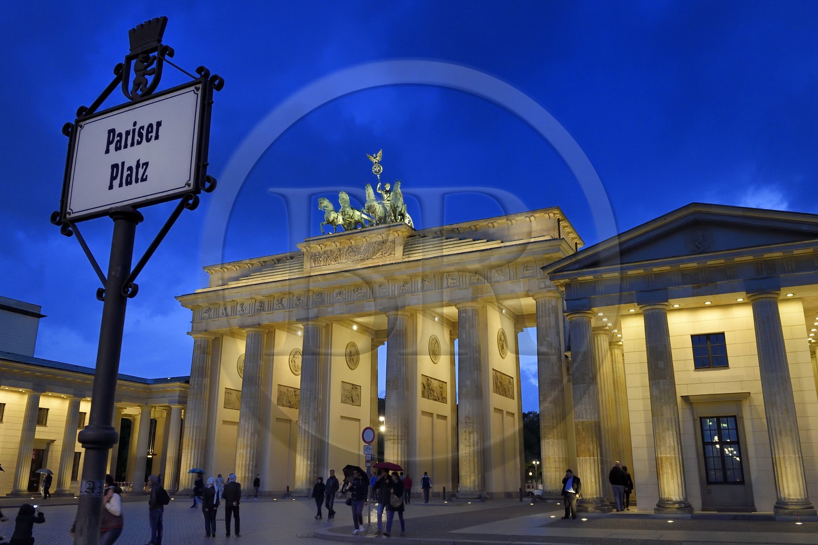 Allemagne, Berlin, Porte de Brandebourg sur l'avenue Under den Linden et Pariser platz