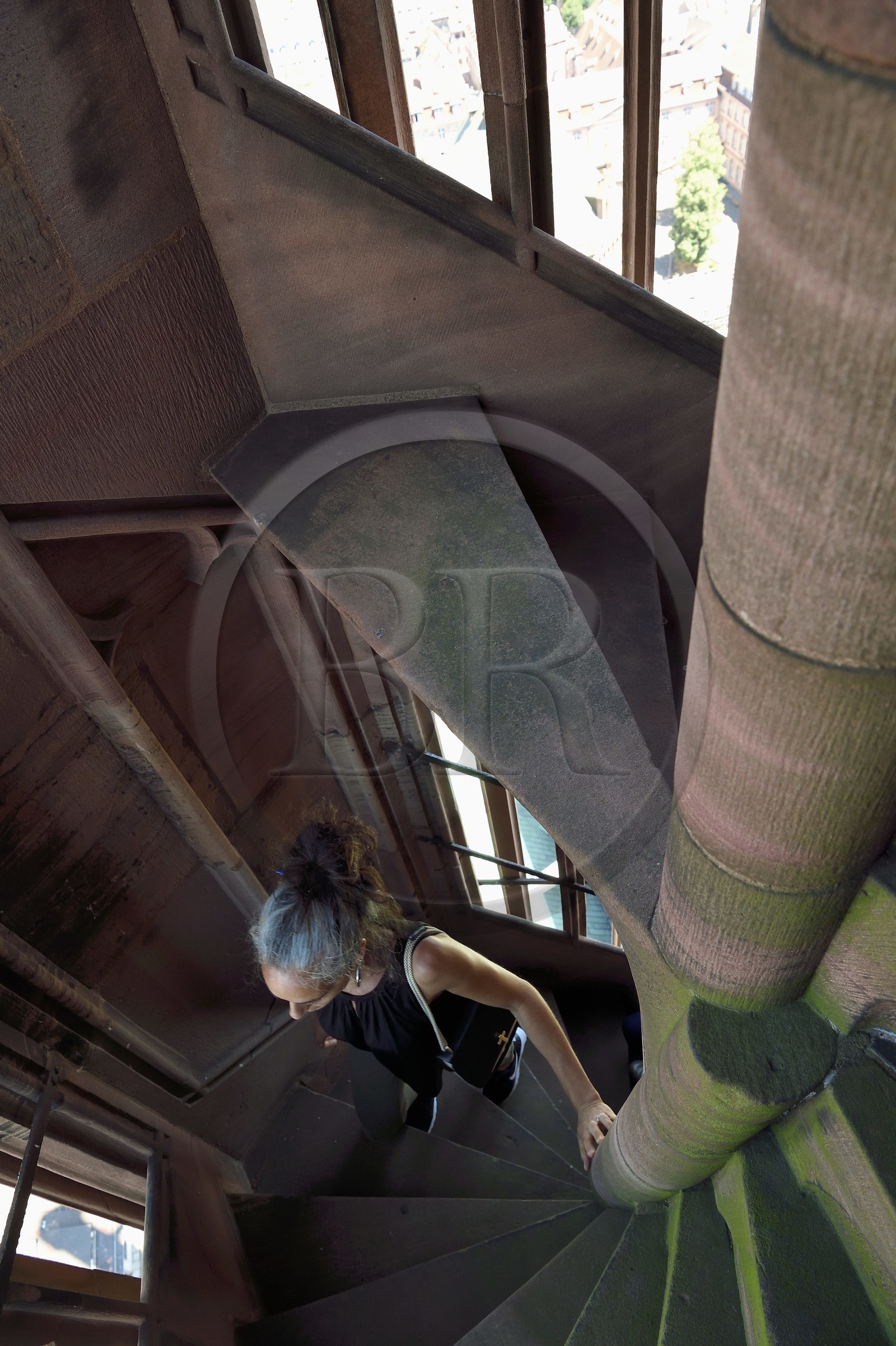 France, Bas-Rhin (67), Strasbourg, vieille ville classée au Patrimoine Mondial de l'UNESCO, la cathédrale Notre-Dame, un des quatres escaliers à vis appelées les Vier Schnecken (quatre escargots) qui entourent la tour octogonale, cette seule quatrième tourelle possède des escaliers à vis gémellées permettant à deux visiteurs de monter au même niveau sans se voir mais un des escaliers s’arrête net dans le vide en chemin et la montée reprend en vis unique