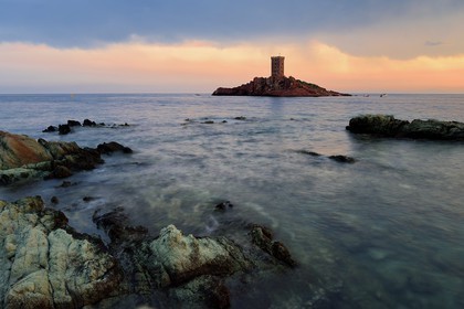 France, Var, Agay area next to Saint-Raphael, Massif de l'Esterel (Esterel Massif), the Corniche d'Or, the ile d'Or island tower next to the Dramont cape
