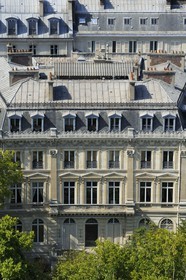 France, Paris (75), immeuble Haussmannien sur la place de l'Etoile à l'angle de l'avenue Foch vu du haut de l'Arc de Triomphe
