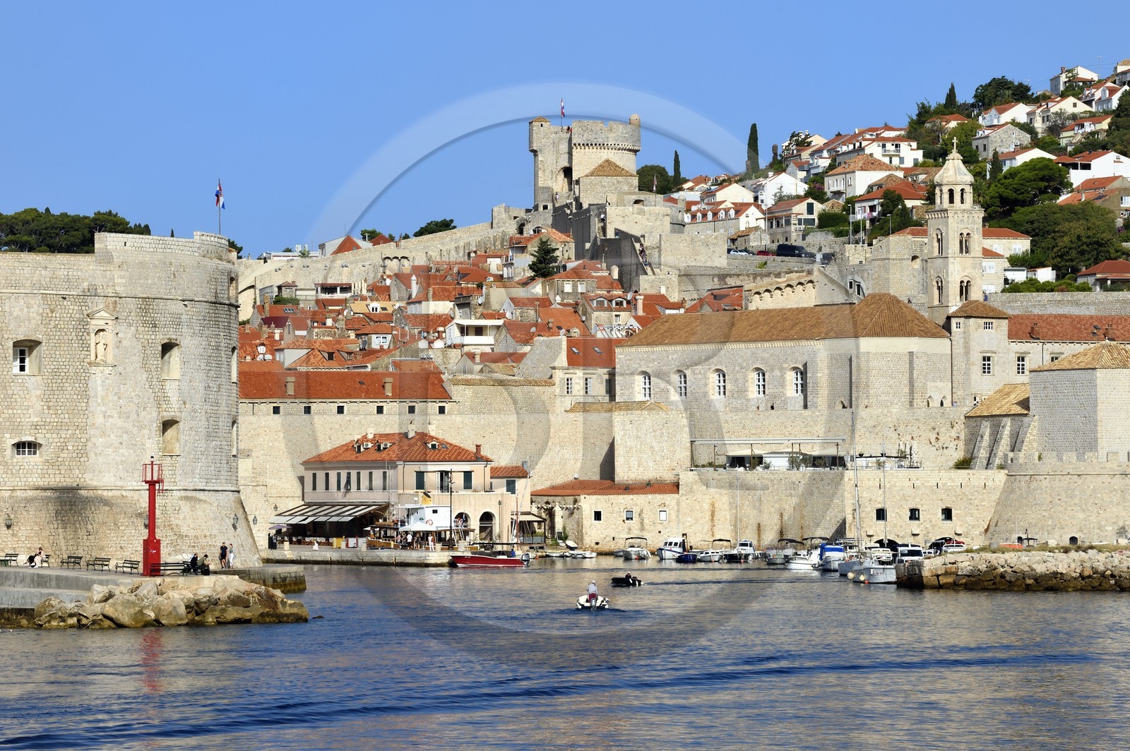 Croatie, Dalmatie, cote dalmate, Dubrovnik, centre historique classé Patrimoine Mondial de l'UNESCO, les remparts coté mer, le batiment de la Tour Saint Jean à l'entrée du Port à gauche et la Tour Minceta en arrière plan