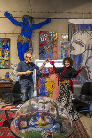 France, Hérault (34), Sète, ateliers d'artistes dans les anciens chais Saint-Raphaël reconvertis en friche artistique, l'artiste peintre Jean-Jacques François dans son atelier avec sa muse Anna Nagy