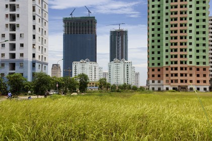 Vietnam, Hanoï, quartier de Cau Giay, le Keangnam Hanoi Landmark Tower est le plus haut gratte-ciel du pays avec 336m (au fond) et nouveaux quartiers