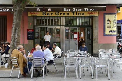 Spain, Andalusia, Seville, Santa Cruz district, tapas bar on plaza Alfalfa