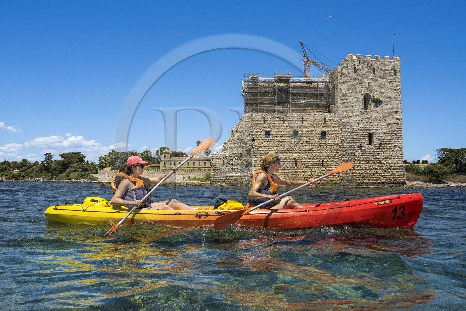 France, Alpes-Maritimes (06), Cannes, randonnée en kayak aux Iles de Lérins, tour de l'Ile de Saint-Honorat par le sud, l'ancien monastère fortifié en arrière plan