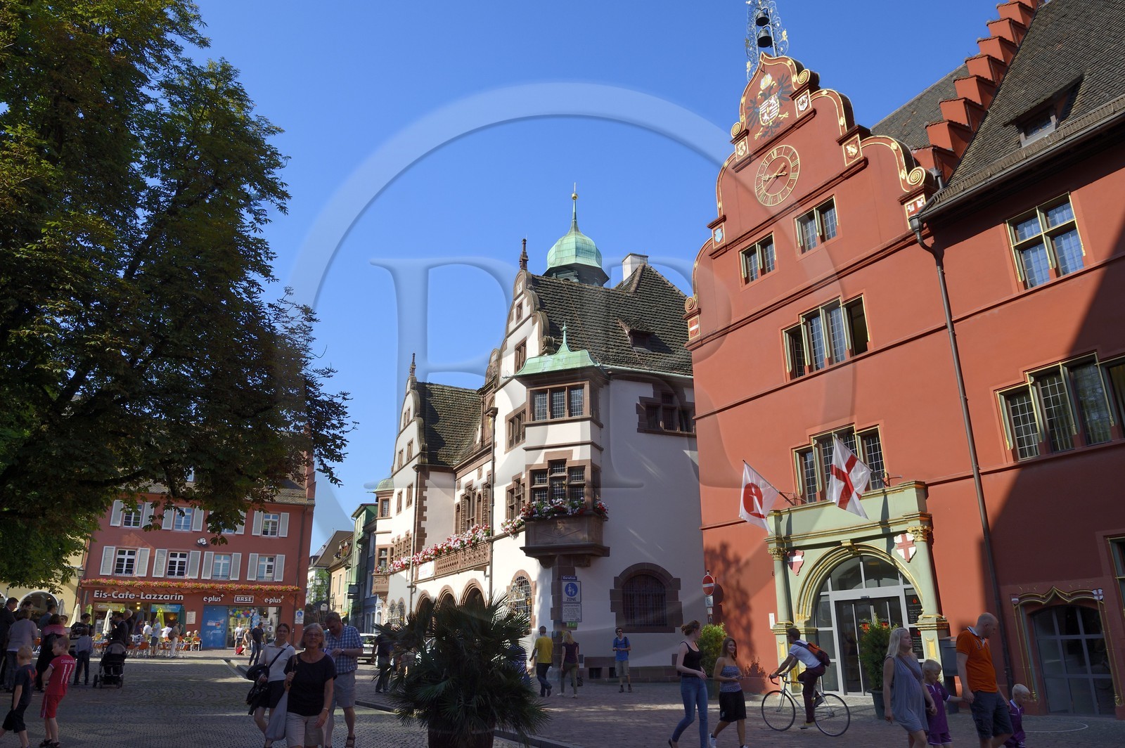Allemagne, Bade-Wurtemberg, Fribourg en Brisgau, l'hotel de ville, l'ancien à droite et le nouveau à gauche sur Rathausplatz