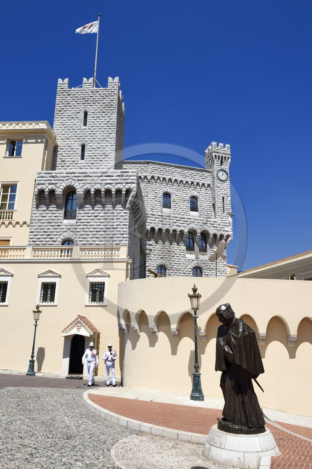 Principauté de Monaco, Monaco, le palais princier sur le Rocher, statue en hommage à François Grimaldi déguisé en moine et fondateur de la dynastie qui porte encore son nom