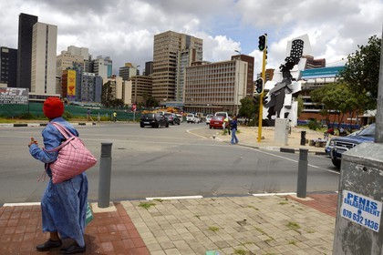 Afrique du Sud, province de Gauteng, Johannesburg, CBD (Central Business District), la sculpture du marcheur de feu (Fire Walker) par William Kentridge et Gerhard Marx représente une femme portant un brasier sur la tête en mémoire de l'activité principale dans ce quartier au cours des dernières années, où des femmes préparaient et de vendaient leurs feux à d'autres pour qu'ils puissent cuisiner