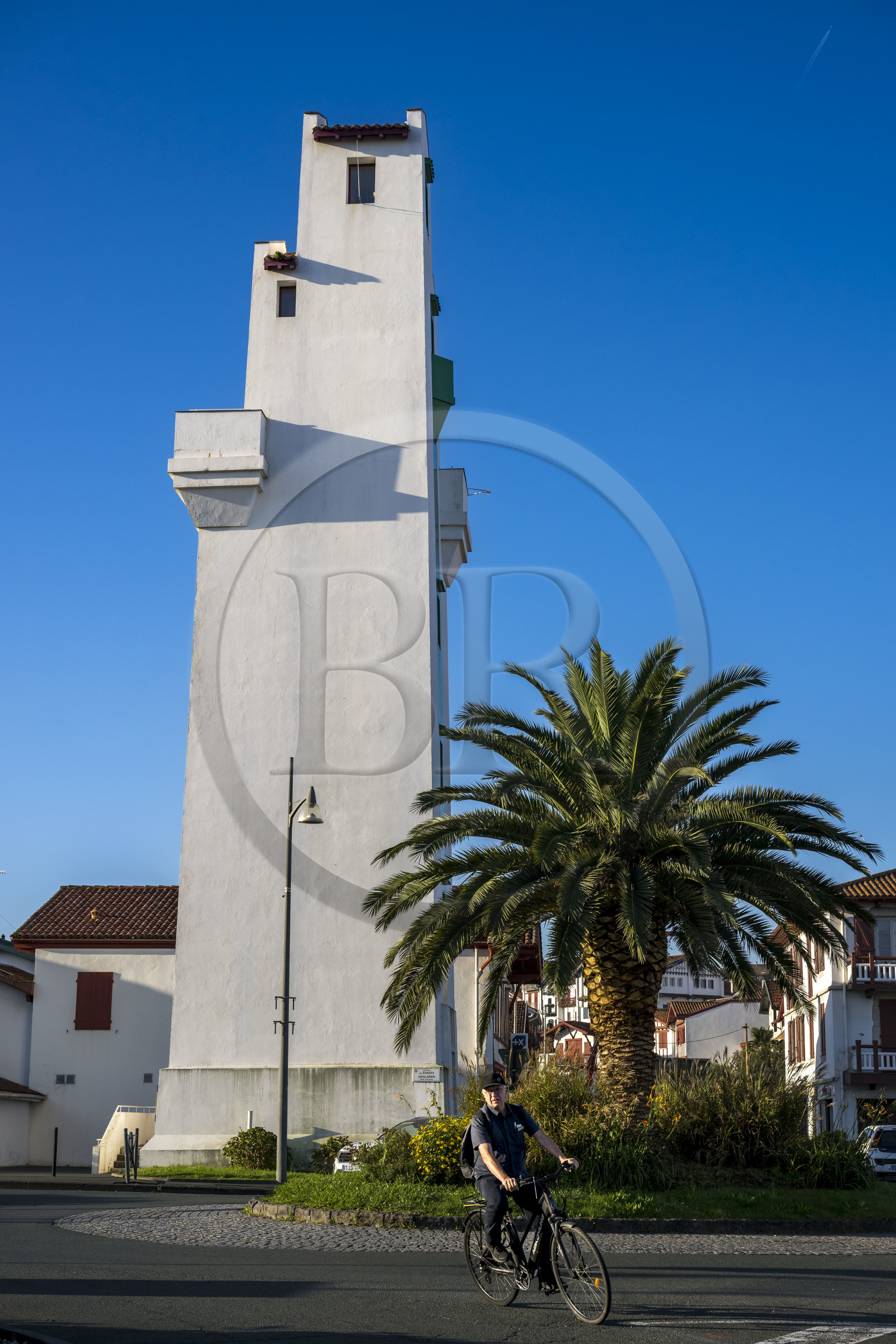 France, Pyrénées-Atlantiques (64), Pays-Basque, Saint-Jean-de-Luz, phare de Ciboure construit par André Pavlovsky en 1936, le sommet de la montagne La Rhune en arrière-plan France, Pyrénées-Atlantiques (64), Pays-Basque, Saint-Jean-de-Luz, phare de Ciboure construit par André Pavlovsky en 1936, le sommet de la montagne La Rhune en arrière-plan