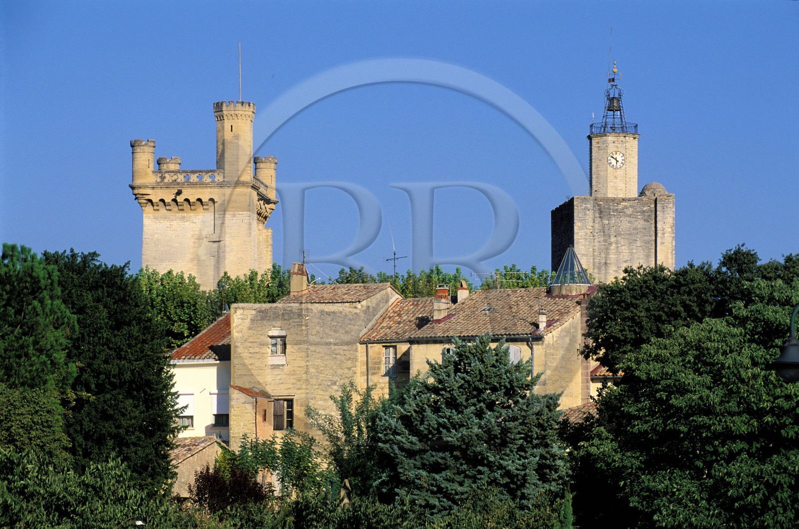 France, Gard (30), Uzès, la vieille ville dominée par la tour du château des Ducs France, Gard (30), Uzès, la vieille ville dominée par la tour du château des Ducs