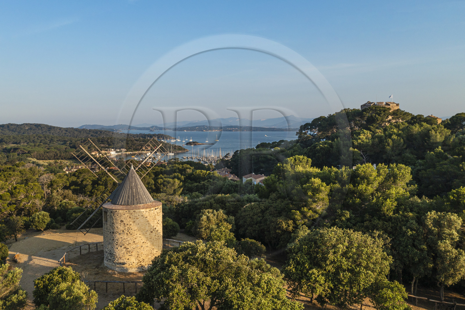 France, Var (83), Iles d'Hyères, parc national de Port Cros, Ile de Porquerolles, le moulin du XVIIIème siècle (vue aérienne)