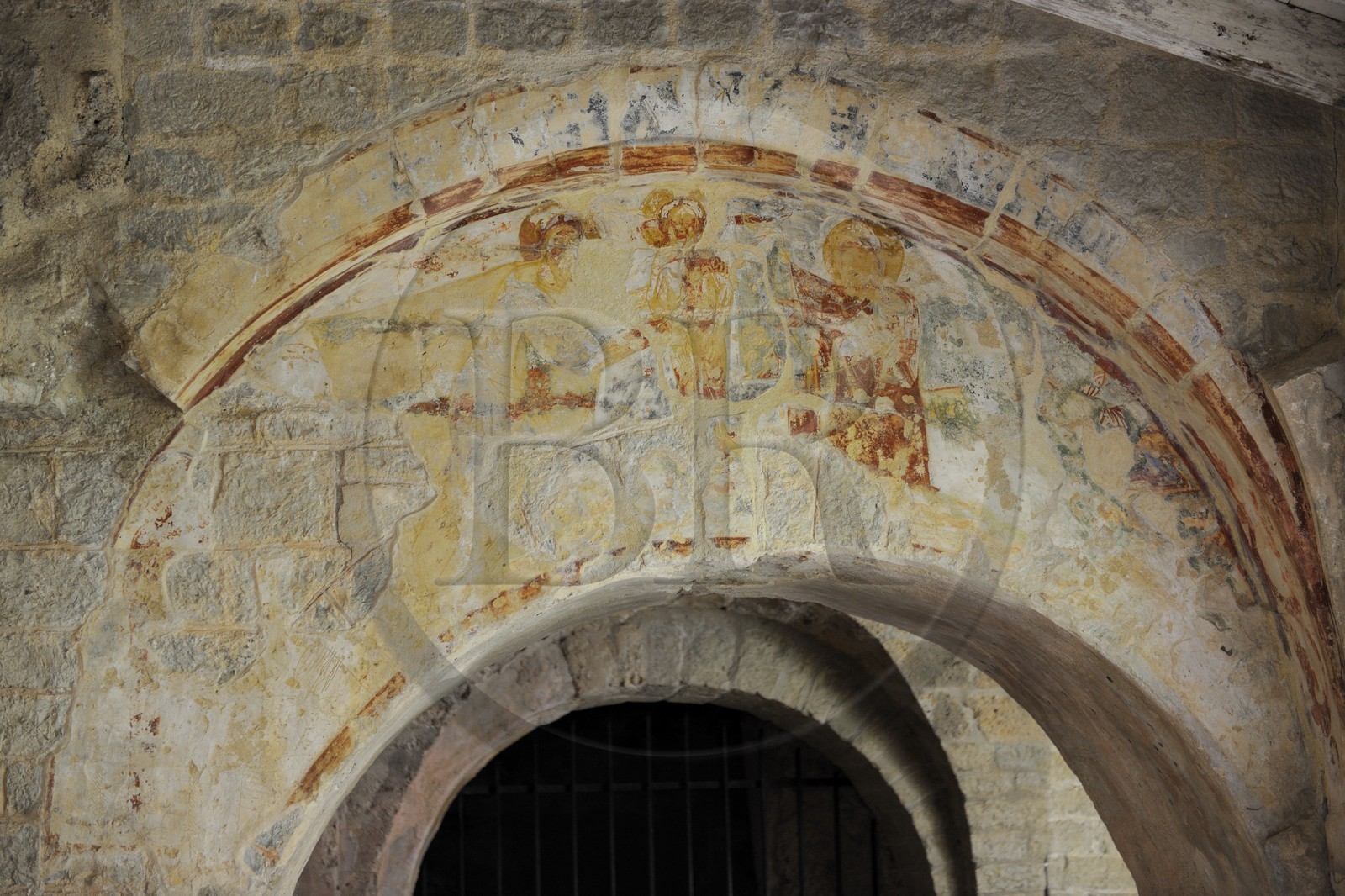 France, Hérault (34), village médiéval de Saint-Guilhem-le-Désert, étape du pélerinage de Saint-Jacques-de-Compostelle, labellisé Les Plus Beaux Villages de France, abbaye de Gellone du XIe siècle classée Patrimoine Mondial de l'UNESCO, Le cloître, traces de fresques médiévales