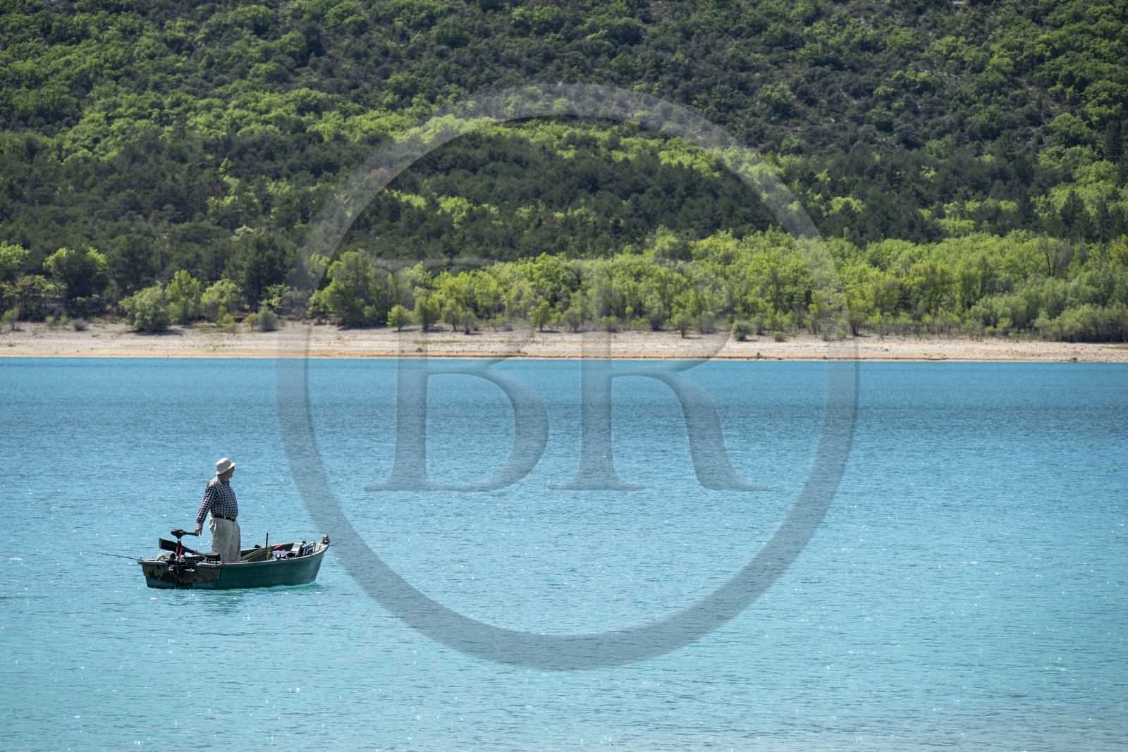 France, Var (83), Parc Naturel Régional du Verdon, Les-Salles-sur-Verdon, lac de Sainte Croix, pecheur en barque électrique