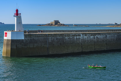 France, Ille-et-Vilaine (35), Côte d'Emeraude, Saint-Malo, le môle des Noires et le fort de Petit-Bé conçu par Vauban en arrière plan