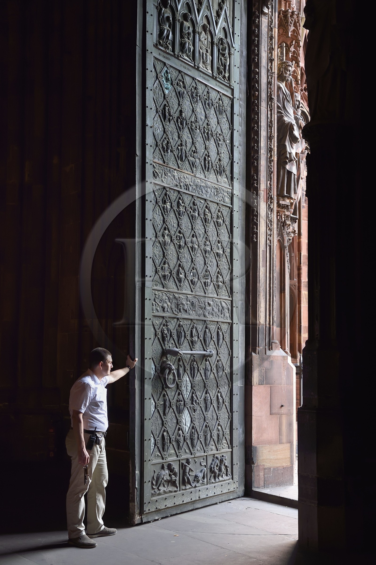 France, Bas-Rhin (67), Strasbourg, vieille ville classée au Patrimoine Mondial de l'UNESCO, la cathédrale Notre-Dame, le sacristain Michel Bolli ouvre la porte principale de la facade occidentale au petit matin