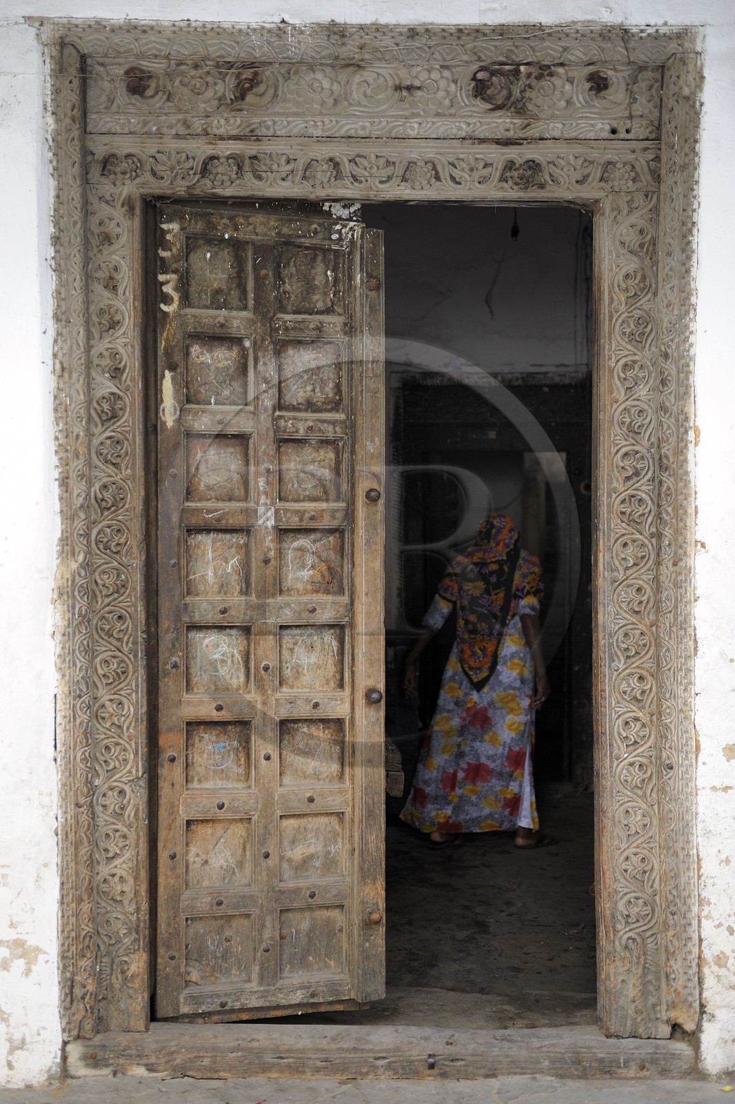 Tanzanie, archipel de Zanzibar, île de Unguja (Zanzibar), ville de Zanzibar, quartier Stone Town, classé Patrimoine Mondial de l' UNESCO, une porte de type arabe de la vieille ville dans le quartier de Shangani