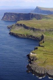 Royaume-Uni, Ecosse, Highland, Hébrides intérieures, Ile de Skye, Péninsule de Duirinish, le phare de Neist Point (vue aérienne)