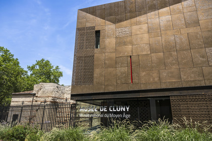 France, Paris, Musée de Cluny - Musée national du Moyen-Age (Middle Ages Museum in the former Hotel de Cluny), the new modern building adjoining the former private mansion of Cluny and the Roman baths