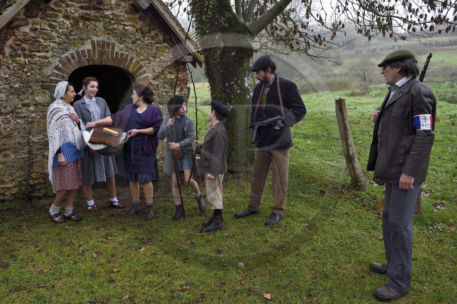 France, Eure (27), lavoir de Sainte-Colombe-prés-Vernon, Allied Reconstitution Group (association de reconstitution historique de la 2éme Guerre Mondiale US et Maquis), les reconstitueurs en maquisards des Forces françaises de l'intérieur (FFI) avec leur famille