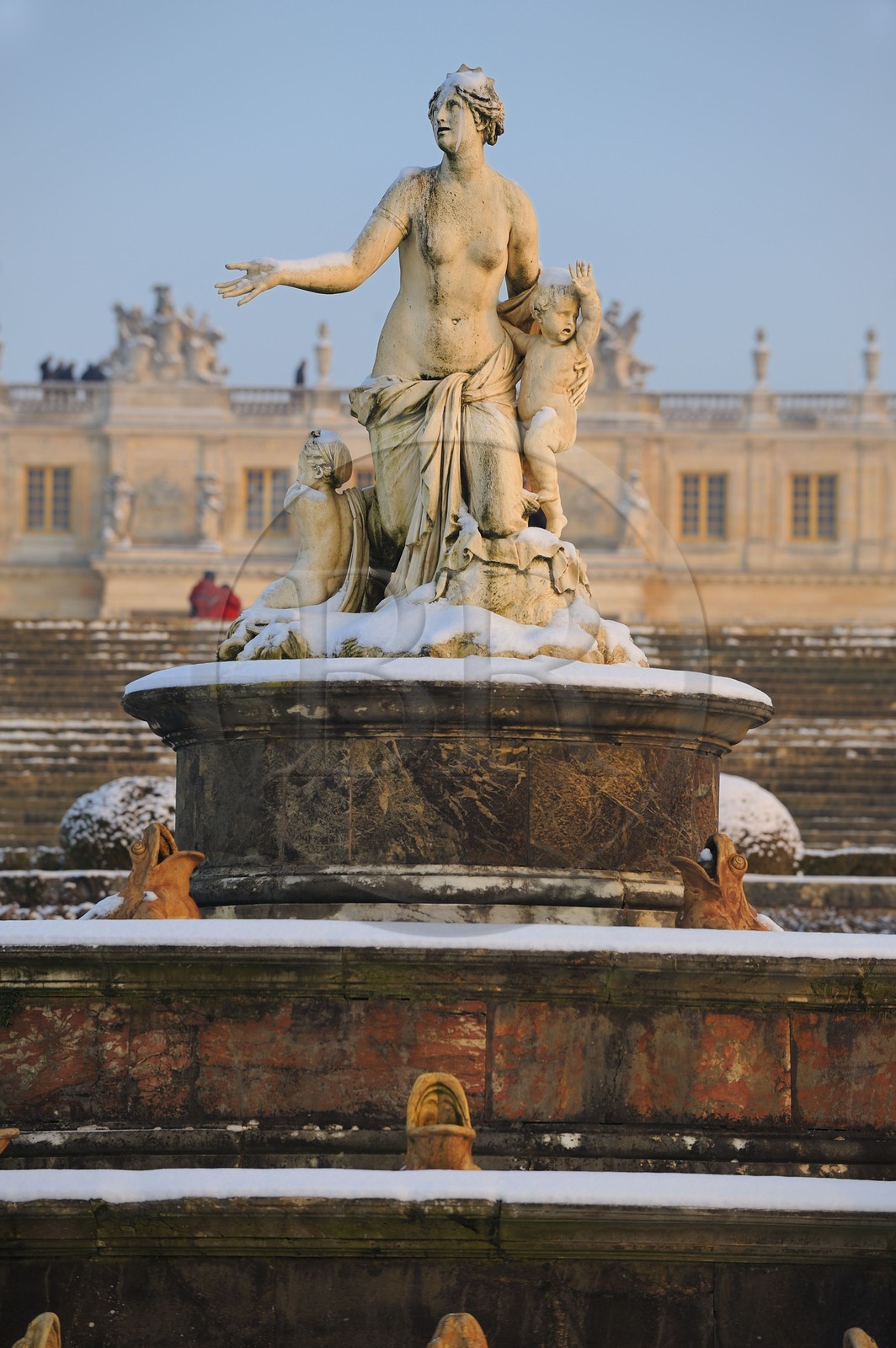 France, Yvelines (78), parc du château de Versailles sous la neige, classé Patrimoine Mondial de l'UNESCO, le Bassin de Latone