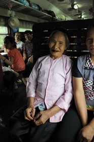 Vietnam, train de jour de Lao Cai à Hanoï, classe assis dur non climatisé