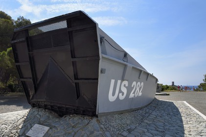 France, Var (83), Agay commune de Saint-Raphaël, massif de l'Estérel, la Corniche d'Or, barge US sur la plage du débarquement de Provence le 15 aout 1944 au cap du Dramont