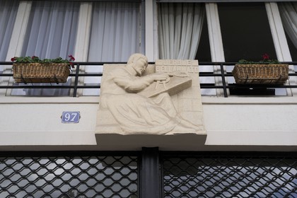 France, Seine-Maritime (76), Le Havre, Centre-ville reconstruit du Havre par Auguste Perret classé Patrimoine Mondial de l'UNESCO, immeubles Perret de l'avenue Foch, immeuble dit Des Batisseurs personnalisé par cette sculpture
