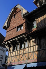 France, Seine-Maritime (76), Pays de Caux, Côte d'Albâtre, Etretat, maison traditionnelle à colombages et hotel restaurant la Salamandre