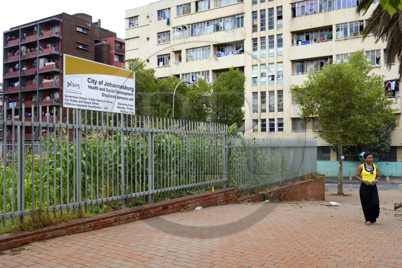 Afrique du Sud, province de Gauteng, Johannesburg, quartier de Hillbrow, dans les années 1970, c'était un quartier exclusivement blancs lié à l'apartheid mais il est rapidemment devenu une zone grise où des gens de différentes ethnies vivent ensemble avant d'être maintenant connu pour ses niveaux élevés de densité de population, le chômage, la pauvreté et la criminalité