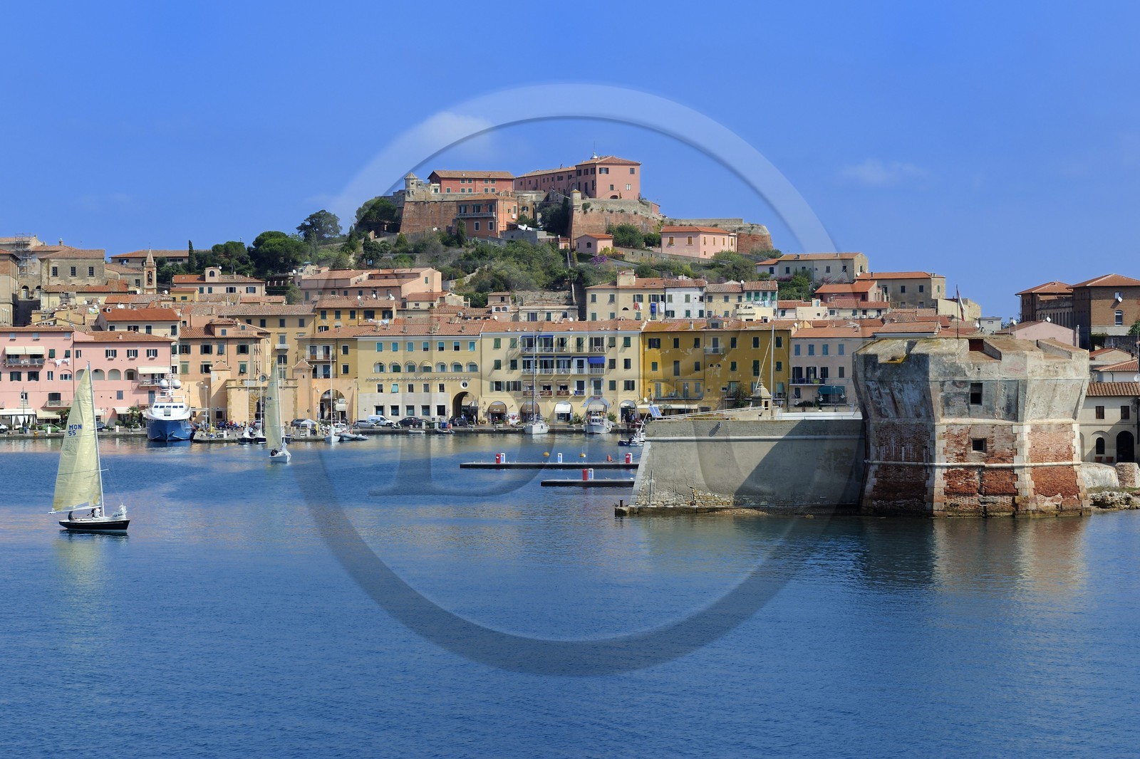 Italie, Toscane, l’Ile d’Elbe, Portoferraio, le Fort Stella dans la vieille ville et la Tour Torre del Martello à l'entrée du vieux Port