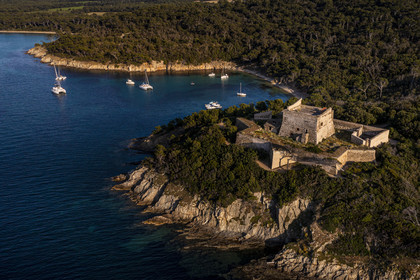 France, Var (83), Iles d'Hyères, parc national de Port Cros, Ile de Porquerolles, le Fort de l'Alycastre avec un mur d'enceinte extérieur en étoile (vue aérienne)