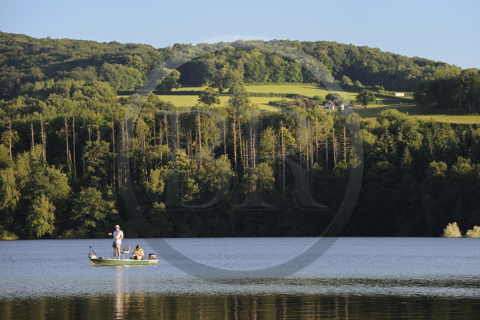 France, Nièvre (58), lac de Pannecière, pêche à la ligne en soirée