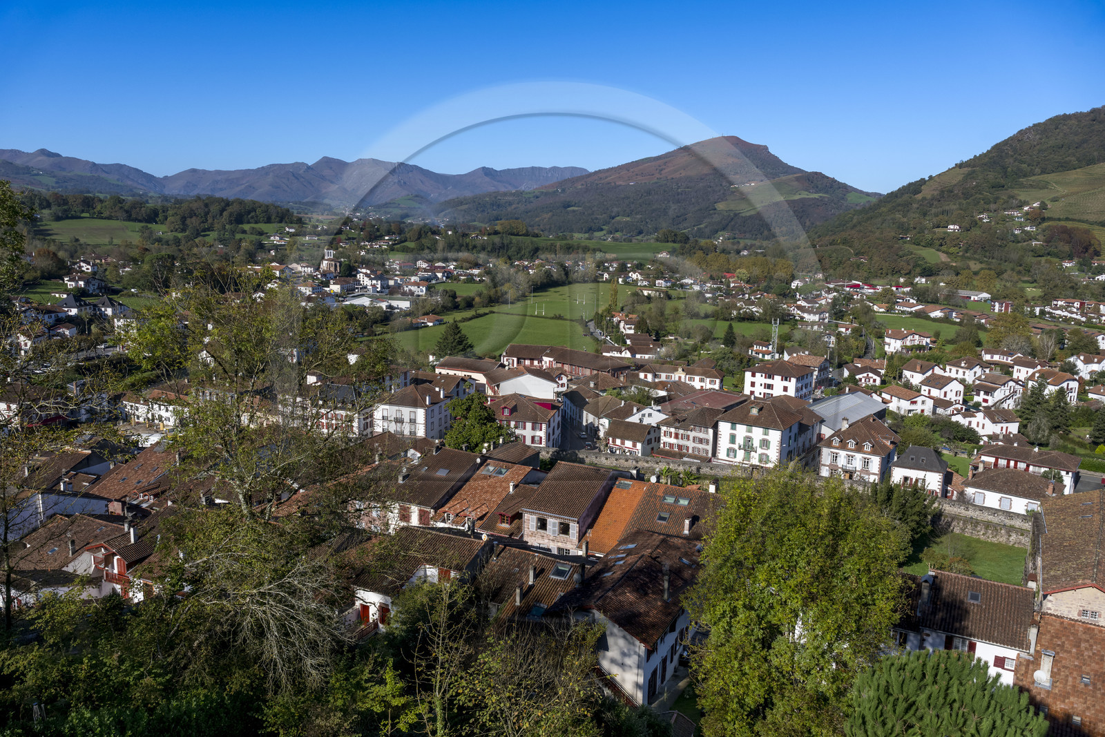 France, Pyrénées-Atlantiques (64), Pays-Basque, Saint-Jean-Pied-de-Port et ses remparts au premier plan, l'église de Uhart-Cize en arrière plan à gauche