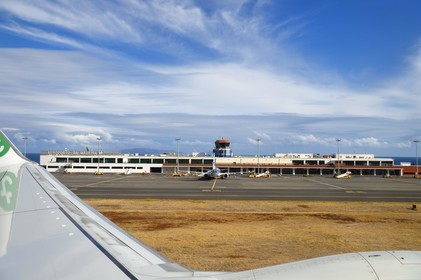 Portugal, Ile de Madère, Aéroport International de Madère Cristiano-Ronaldo qui dispose d'une piste de 2781m prolongée sur la mer grace à des piliers