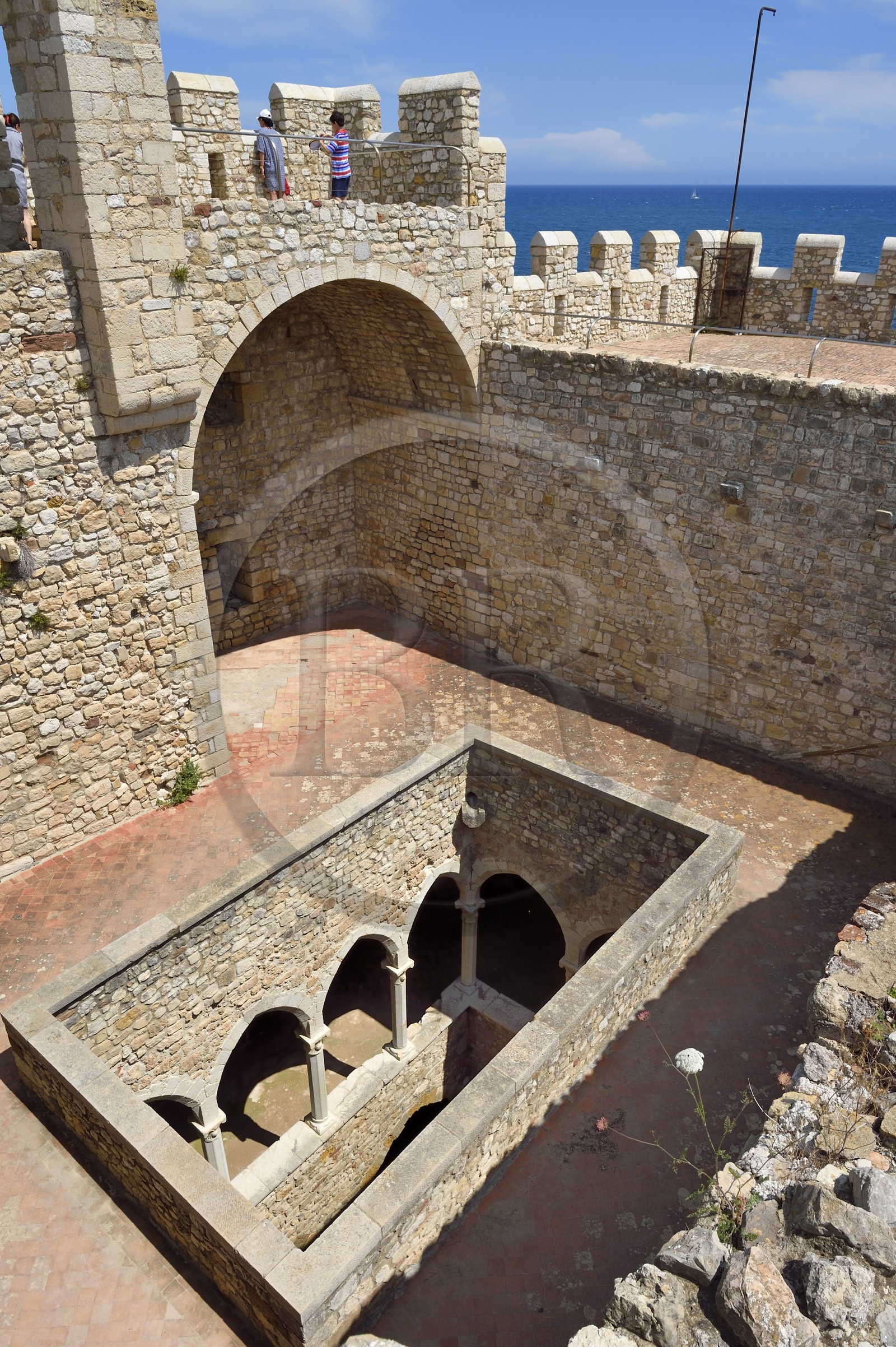 France, Alpes-Maritimes (06), Cannes, Iles de Lérins, Ile de Saint-Honorat, Abbaye de Lérins, cloitre de l'ancien monastère fortifié élevé en 1073