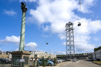 France, Finistère (29), Brest, l'arsenal, le port militaire est une base navale de la Marine nationale, La Consulaire pièce de canon érigée en colonne votive et le téléphérique urbain de Brest entre les deux rives de la Penfeld