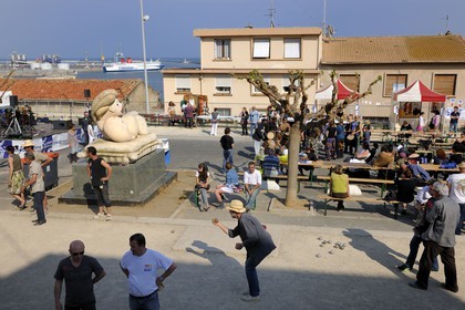 France, Herault, Sete, the place de l'Hospitalet in the Quartier Haut, petanque players at the foot of the sculpture La Mama by Richard Di Rosa